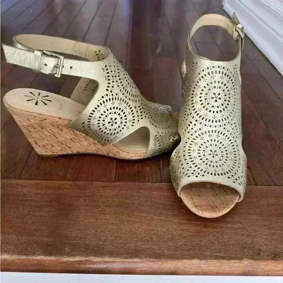 Issac Mizrahi gold  wedge sandals - Picture 6 of 6